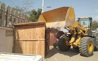 السلطة المحلية في مديرية البريقة تنفذ حملة إزالة مخالفات بمدينة الشعب البريقة