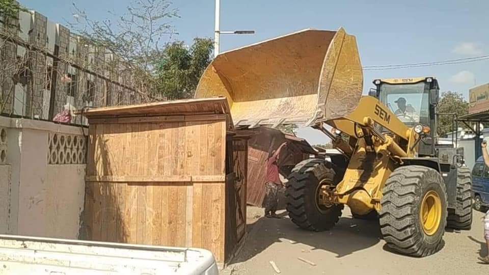 السلطة المحلية في مديرية البريقة تنفذ حملة إزالة مخالفات بمدينة الشعب البريقة