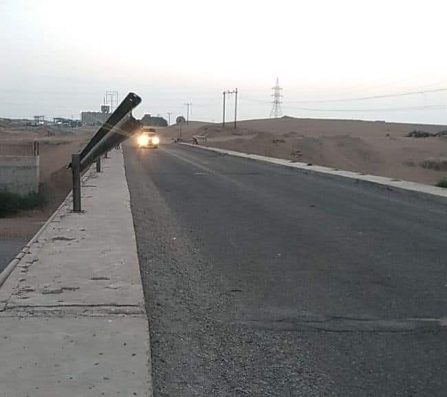 سياج حديدي بجسر الحسيني بلحج يهدد سلامة عبور المركبات