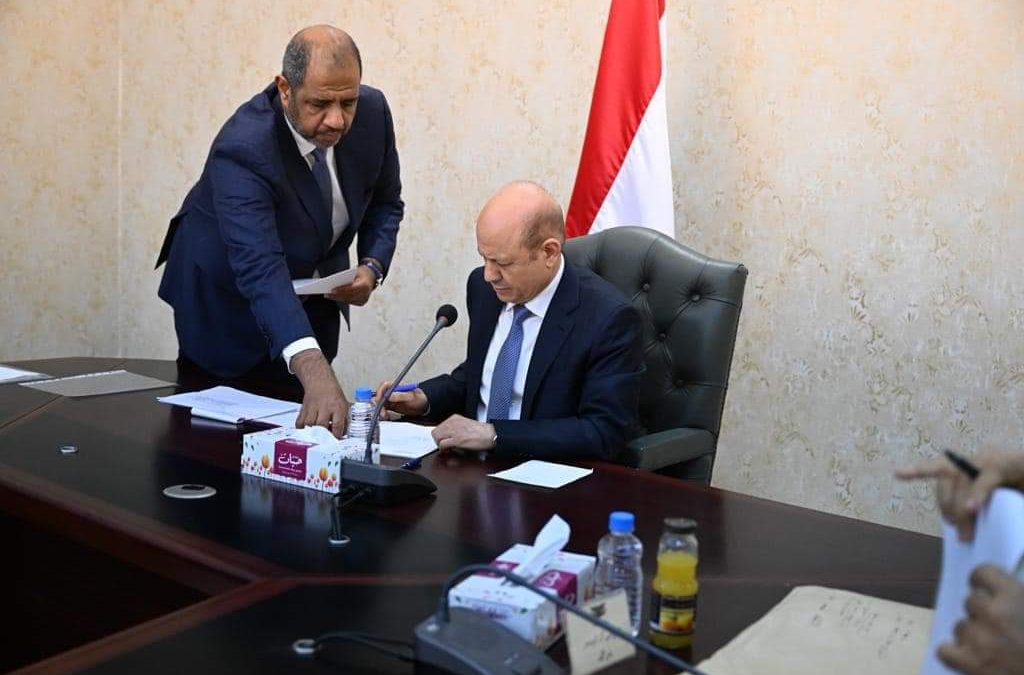 رئيس الجمهورية يوقع قرارات بترقية وتسوية اوضاع أكثر من 52 الفا من الموظفين المبعدين عن وظائفهم في المحافظات الجنوبية