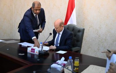 رئيس الجمهورية يوقع قرارات بترقية وتسوية اوضاع أكثر من 52 الفا من الموظفين المبعدين عن وظائفهم في المحافظات الجنوبية