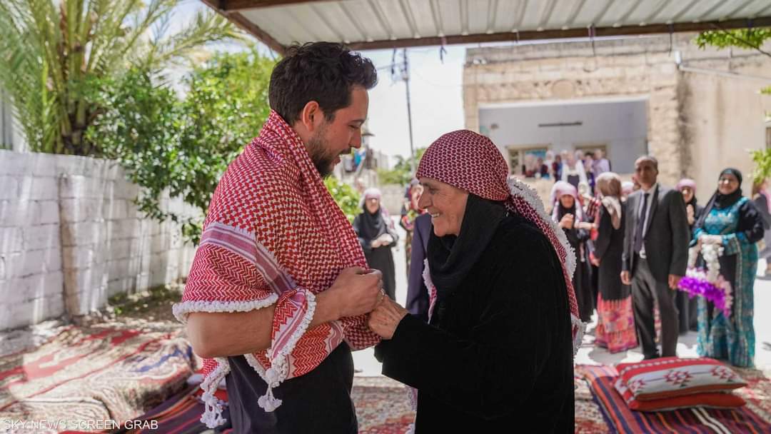 في مشهد مؤثر.. ولي عهد الأردن يلبي دعوة ثمانينية وتهديه “شماغا مهدبًا”