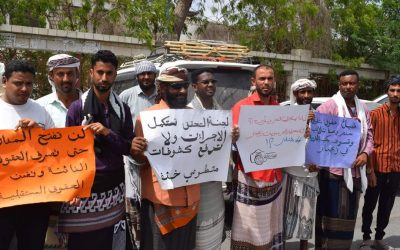 متعاقدون بتربية خنفر ينفذون وقفة احتجاجية للمطالبة بدفع مستحقاتهم المالية