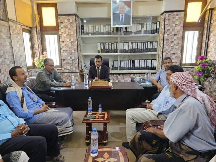 الوكيل لمروق يناقش مع إدارة صندوق التحسين والمجلس المحلي بعتق أبرز التحديات التي تواجهه وتنفيذ خطة نشاط الصندوق.