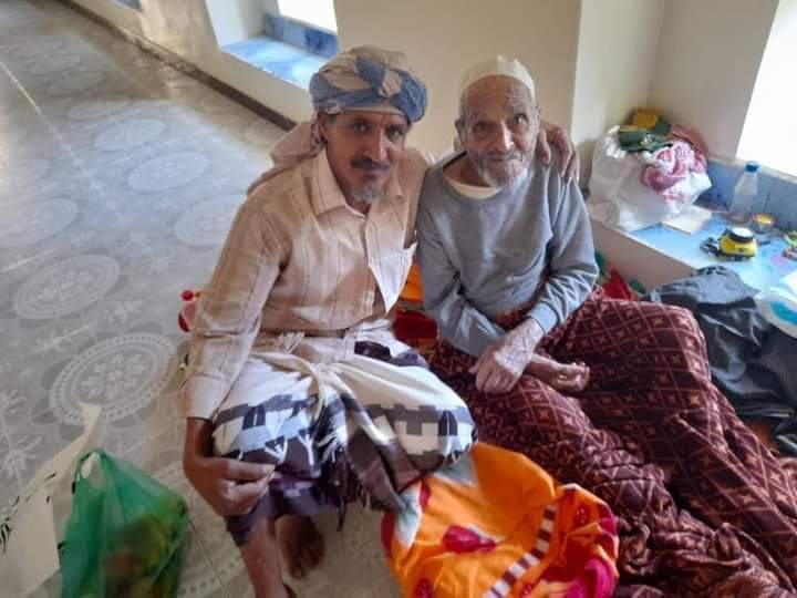 منصب يافع كلد يطمئن على صحة الحاج سعيد عوض الداوودي