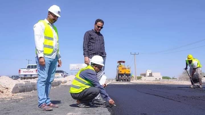 بطول 3.5كم المؤسسة العامة للطرق تبدأ أعمال صيانة وتأهيل مدخل عتق الغربي.