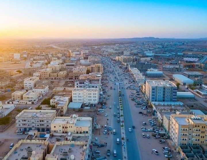 المحافظ ابن الوزير يوجه لجنة الخدمات وتحسين المدينة بإعداد برنامج التأهيل الحضري لمدينة عتق.