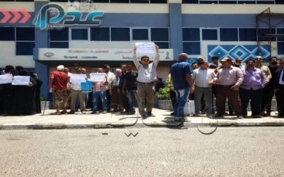 موظفو مطار عدن ينظمون وقفة احتجاجًا على الاعتداء الذي تعرض له المدير العام