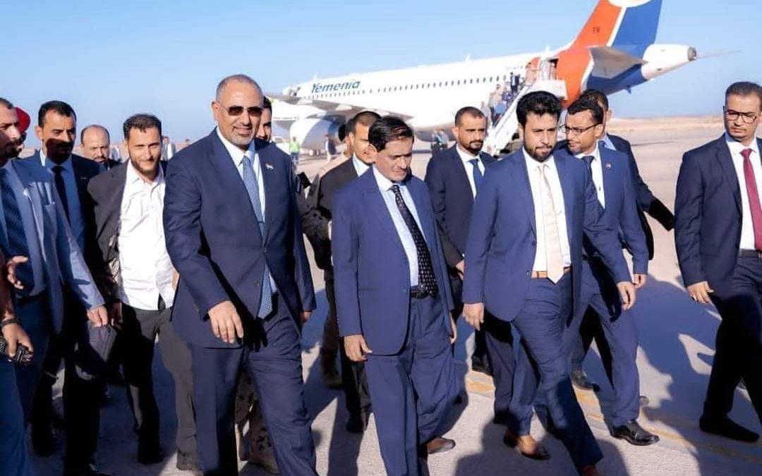 استعدادًا لعقد الدورة السادسة للجمعية الوطنية.. الزبيدي يصل إلى المكلا وفي استقباله البحسني