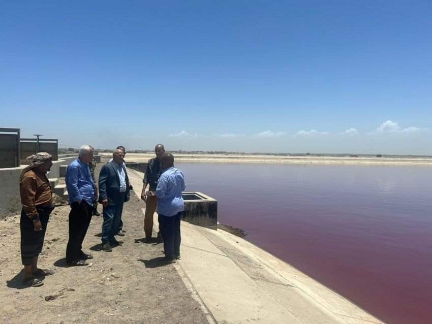 الوزير الشرجبي يتفقد محطة ضخ مياه الصرف الصحي وأحواض المعالجة في العريش بعدن