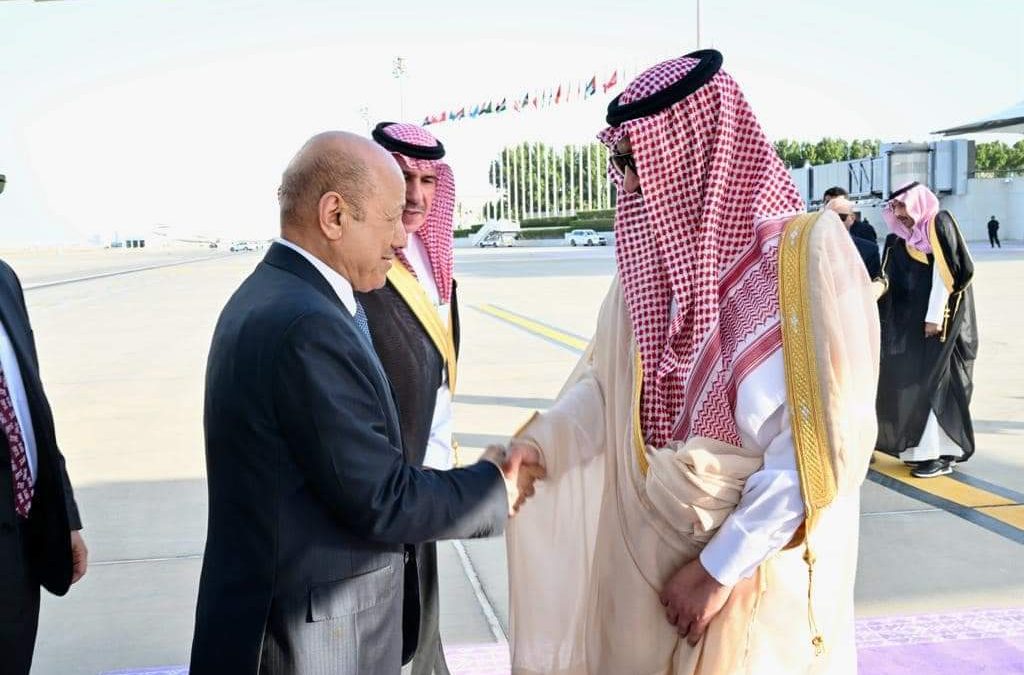 رئيس مجلس القيادة الرئاسي يصل جدة للمشاركة في أعمال مؤتمر القمة العربية