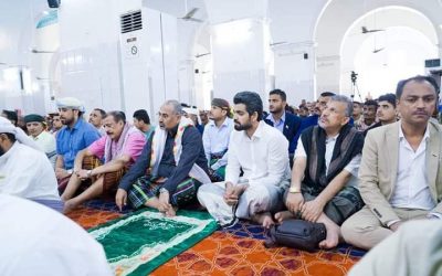 الرئيس الزُبيدي يؤدي صلاة الجمعة مع جموع المصلين بجامع عمر بالمكلا