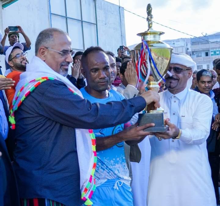 الرئيس القائد عيدروس الزُبيدي يشهد مباراة الذكرى الـ29 لفك الارتباط
