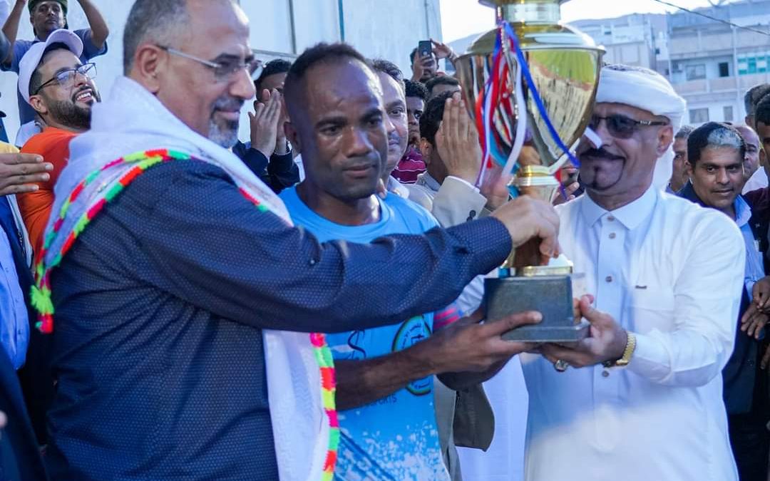الرئيس القائد عيدروس الزُبيدي يشهد مباراة الذكرى الـ29 لفك الارتباط