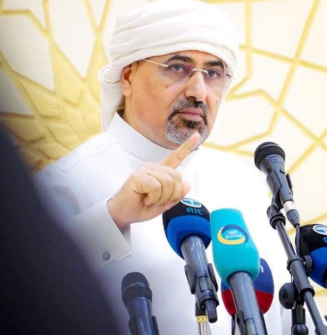 الرئيس الزبيدي ونائباه يعقدون لقاء موسعا مع المشايخ والمقادمة والأعيان والشخصيات الاجتماعية بمحافظة حضرموت