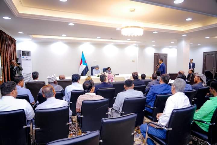 الرئيس القائد عيدروس الزُبيدي يترأس اجتماعا مشتركا للهيئة التنفيذية لانتقالي حضرموت والهيئة المساعدة لشؤون الوادي والصحراء ومنسقية جامعة حضرموت