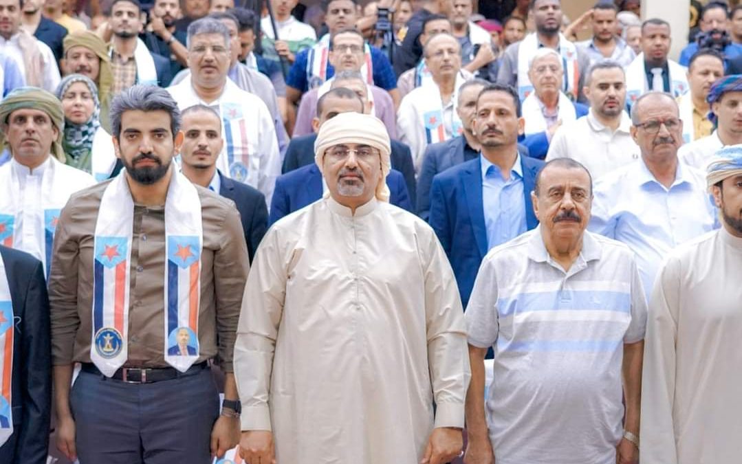 الرئيس القائد عيدروس الزُبيدي يشهد الحفل الفني الساهر بمناسبة الذكرى 29 لإعلان فك الارتباط