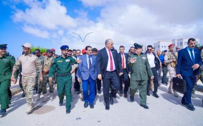 الرئيس القائد عيدروس الزُبيدي ونائبه البحسني يشهدان عرضًا عسكريًا لطلاب كلية الشرطة بحضرموت
