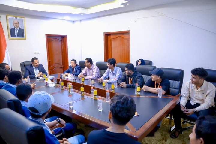 رئيس الوزراء يستقبل بعثة اليمن الحائزة على المركز الأول في البطولة العربية للروبوت والذكاء الاصطناعي