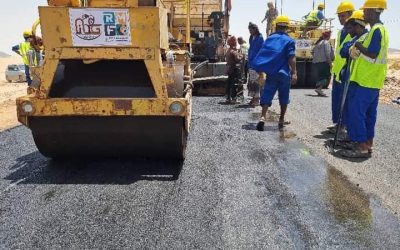 شبوة..بدء أعمال السفلتة في المقطع الثالث لمشروع تأهيل طريق عتق _ العبر الدولي