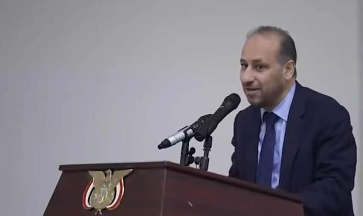 فضيحة وزير الاتصالات بحكومة معين عبدالملك .. يرفض الاجابة على اسئلة الصحفيين حول “الفساد” و “التسهيل للحوثي”