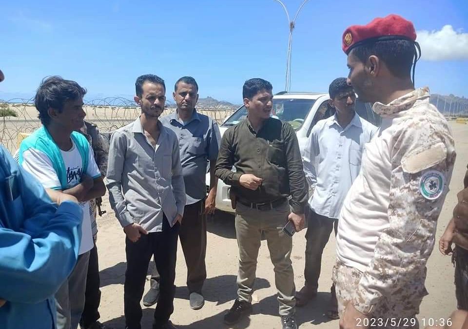 مدير عام البريقة الشوبجي يدشن إعادة فتح الطريق الرئيسي للبريقة المغلق منذ 8 سنوات