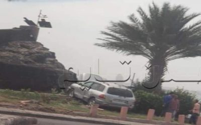اصطدام سيارة بنافورة دوار العقبة بالمعلا