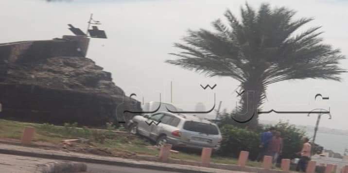 اصطدام سيارة بنافورة دوار العقبة بالمعلا