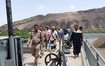محافظ أبين ومدير عام  خنفر يتفقدان تدفق السيول والأعمال المنجزة  في سد باتيس التحويلي