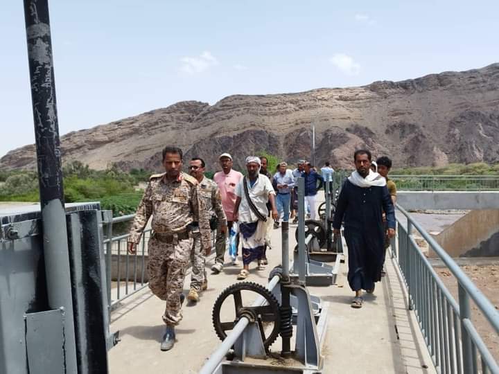 محافظ أبين ومدير عام  خنفر يتفقدان تدفق السيول والأعمال المنجزة  في سد باتيس التحويلي
