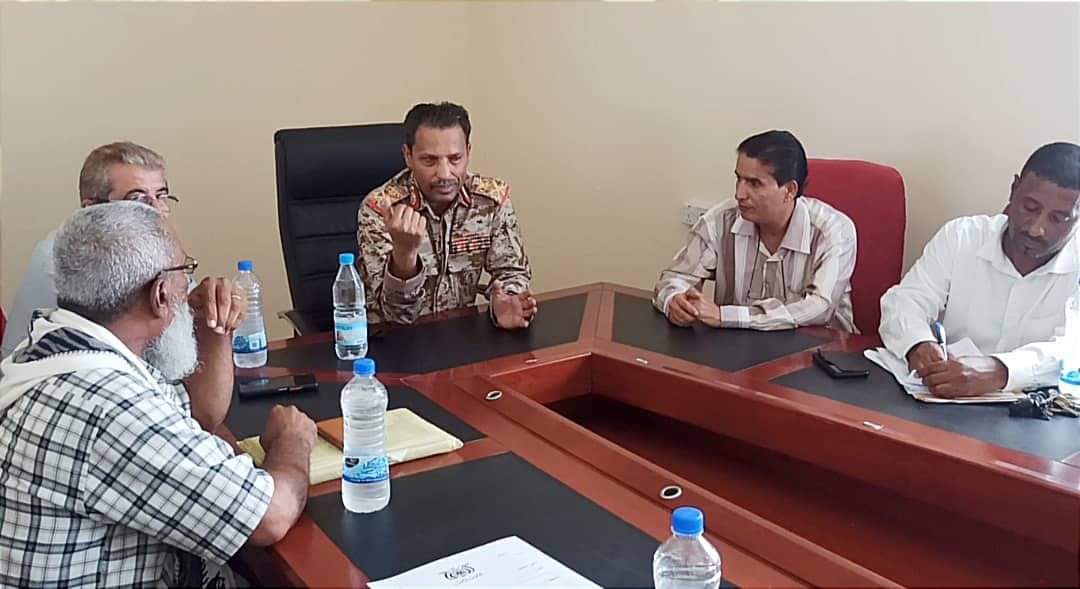 محافظ أبين يجتمع مع لجنة تقييم الجمعيات السمكية ورؤساء الجمعيات السمكية لمناقشة تصحيح أوضاع الجمعيات السمكية وتقييم عملها