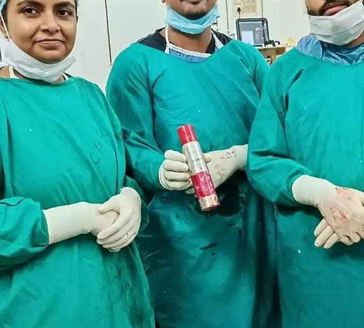 العثور على مزيل العرق في أمعاء رجل هندي .. كيف وصل إلى هناك؟