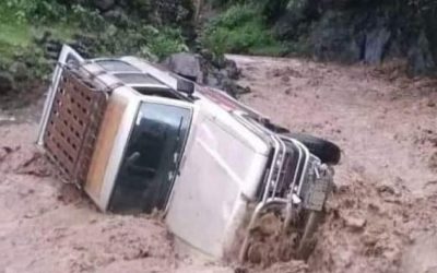 نجاة 8 أفراد من موت محقق بعد جرف السيول بسيارتهم التي يستقلونها
