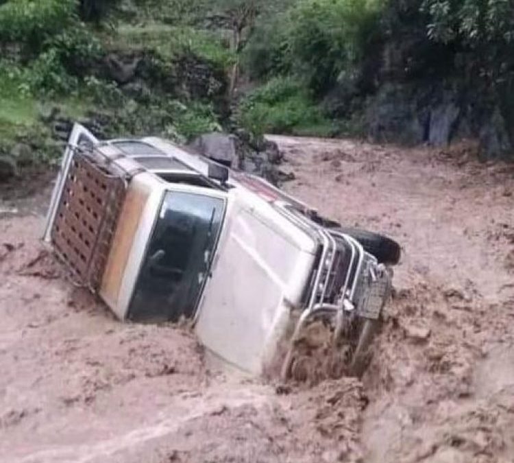 نجاة 8 أفراد من موت محقق بعد جرف السيول بسيارتهم التي يستقلونها