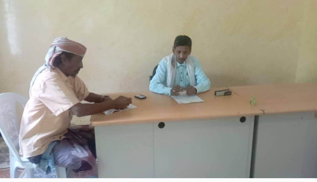 مدير الإدارة القانونية بانتقالي أحور يقوم بزيارة تفقدية إلى مركز الاحوال المدنية في المديرية