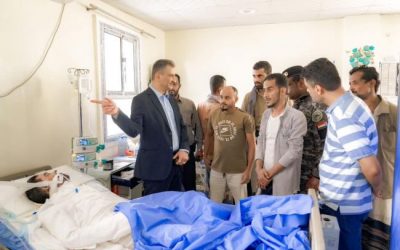 لملس يطمئن على الحالة الصحية للبائع الذي أضرم النار في جسده بالشيخ عثمان ويوجّه بسفره للخارج لاستكمال العلاج
