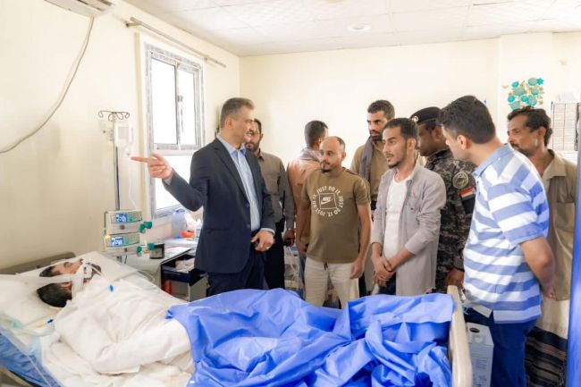 لملس يطمئن على الحالة الصحية للبائع الذي أضرم النار في جسده بالشيخ عثمان ويوجّه بسفره للخارج لاستكمال العلاج
