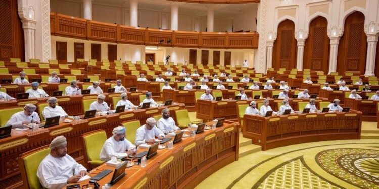 883 مرشحاً بينهم 33 امرأة في انتخابات «الشورى» العماني