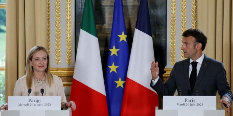 فرنسا وإيطاليا تتعهدان بالعمل معاً لمواجهة الهجرة
