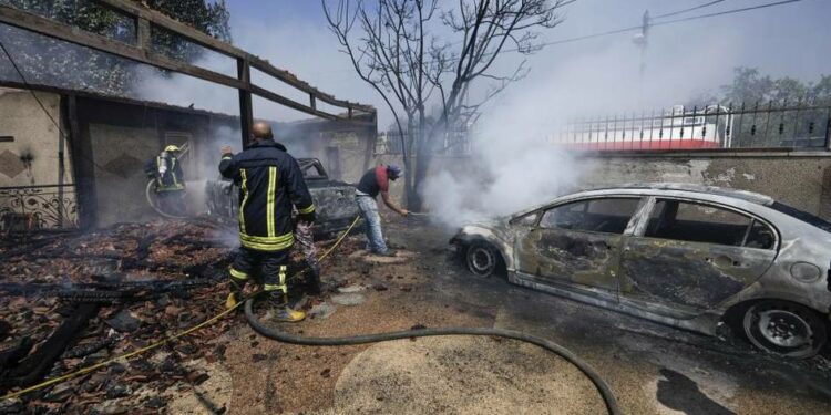 400 مستوطن يهاجمون بلدة فلسطينية ويحرقون منازل ومركبات