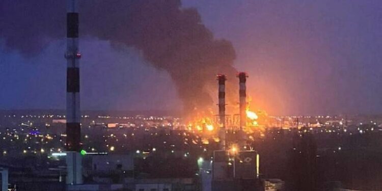 اندلاع نيران بمستودع نفط في فورونيج الروسية