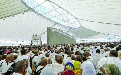 الحجاج يرمون الجمرات الثلاث ويؤدون «طواف الإفاضة»