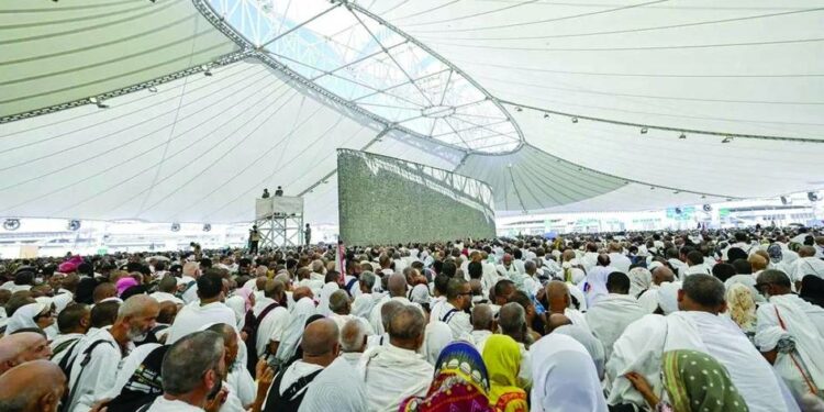 الحجاج يرمون الجمرات الثلاث ويؤدون «طواف الإفاضة»