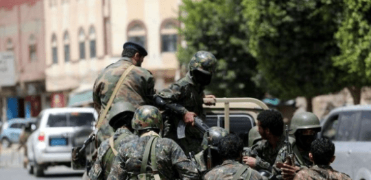 بحجة عدم إلتزامها.. مليشيا الحوثي تُغلق محلات تجارية بصنعاء اليمنية