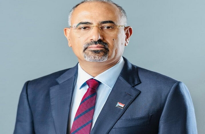 الرئيس القائد الزُبيدي يُعزَّي في وفاة المناضل الأكتوبري عبيد حسين يحيى