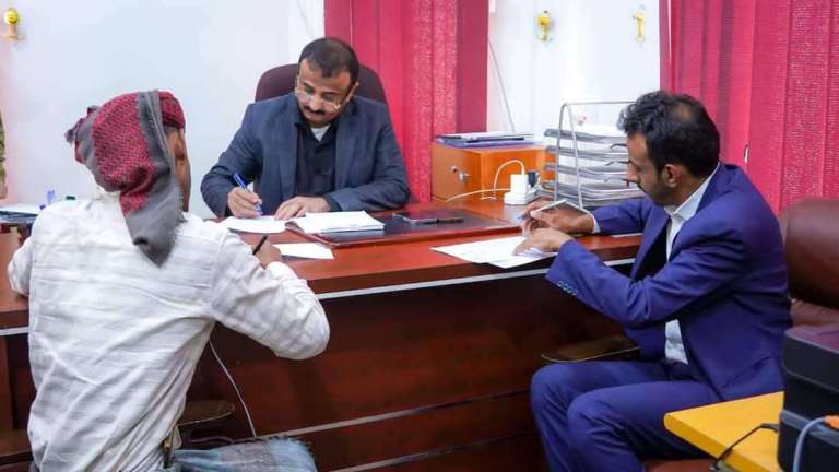 توقيع عقود مناقصات توريد محولات خفض ومضخات ديزل لكهرباء شبوة