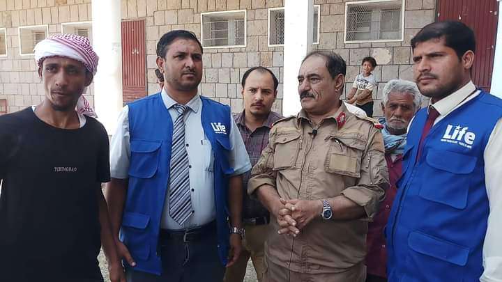 محافظ الضالع يدشن توزيع السلل الغذائية للأسر الاشد فقراً في منطقة الزند بالمحافظة