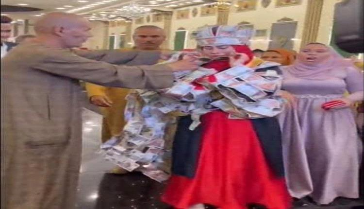 أب يهدي أبنته بمناسبة تخرجها من الجامعة فستانا وقبعة من الجنيهات