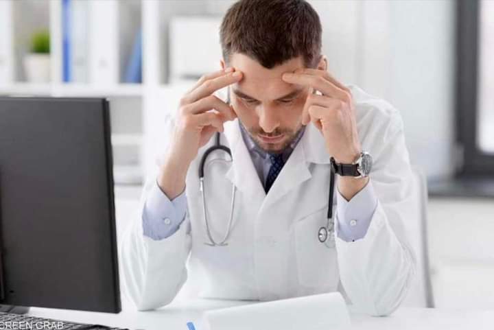 طبيب بريطاني يكشف قصور كليات طب في تهيئة الطلاب نفسيا