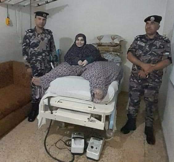 وفاة سيدة أردنية لم تخرج من غرفتها منذ 16 عامًا بسبب وزنها الذي يقارب 400 كيلوغرام